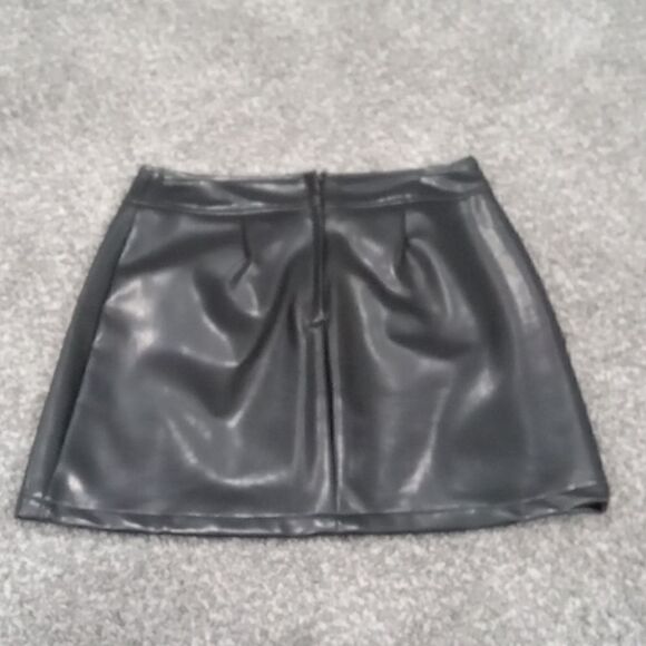 Byer faux leather mini skirt in excellent condition size 7 juniors - Picture 2 of 2